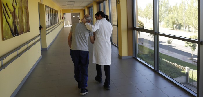 Una especialista ayuda a caminar a un enfermo de alzheimer en el centro CRE de Salamanca. Julian Rojas 