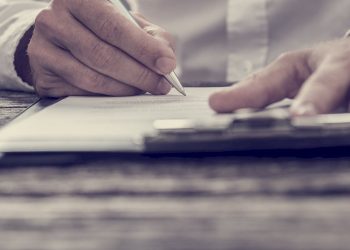 Un notario es funcionario público del Estado y no es posible compatibilizar jubilación activa con actividad notarial.