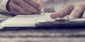 Un notario es funcionario público del Estado y no es posible compatibilizar jubilación activa con actividad notarial.