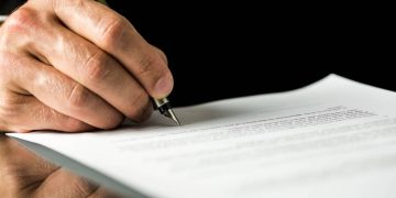 Los notarios no pueden constituir una empresa para ejercer su labor