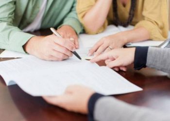 Los notarios en activo no pueden ejercer como abogados