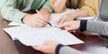 Los notarios en activo no pueden ejercer como abogados