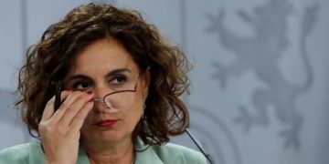 Hacienda prohíbe pagar más de 1.000€ en efectivo a profesionales y empresas