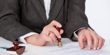 Los notarios y registradores se podrán jubilar a los 72 años