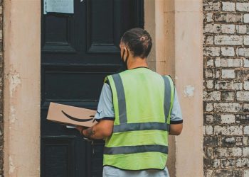 Adiós a que el vecino te recoja el paquete cuando no estás en casa: llegan las primeras multas