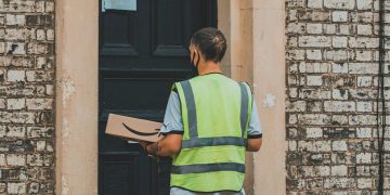 Adiós a que el vecino te recoja el paquete cuando no estás en casa: llegan las primeras multas