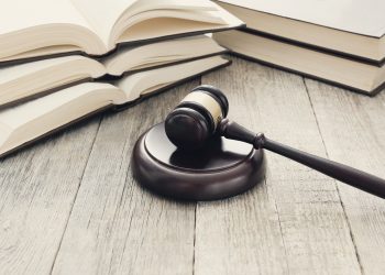 Las autoridades solicitan una condena de tres años de prisión para un joven que fue acusado de falsificar un poder notarial con el propósito de retirar fondos de una cuenta ajena.