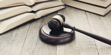 Las autoridades solicitan una condena de tres años de prisión para un joven que fue acusado de falsificar un poder notarial con el propósito de retirar fondos de una cuenta ajena.