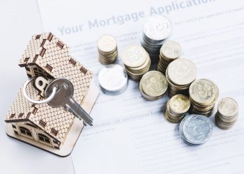 ¿Quién paga los gastos de notaría en una herencia y cómo se reparten entre los herederos?