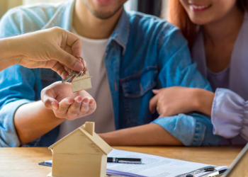 DE POR QUÉ LOS NOVIOS QUE RIÑEN NO DEBEN en lo posible EXIGIR QUE EL BANCO LIBERE A UNO DE ELLOS ante Notario
