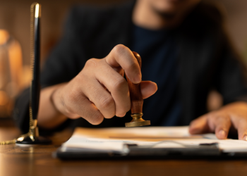 Madrid facilita las donaciones: ya no será obligatorio ir al notario para importes menores de 10.000 €